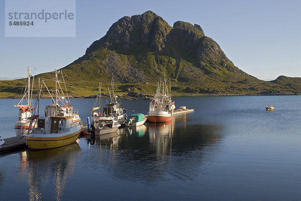 Boote in SkÂrvÂgen vor einem Berg der Insel Lang¯ya  Inselgruppe VesterÂlen  Nordland  Norwegen  Europa