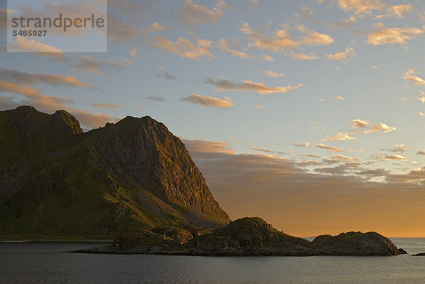 Berge und die Norwegische See in der Nähe von Straume im warmen Abendlicht auf der Insel Lang¯ya  Inselgruppe VesterÂlen  Nordland  Norwegen  Europa