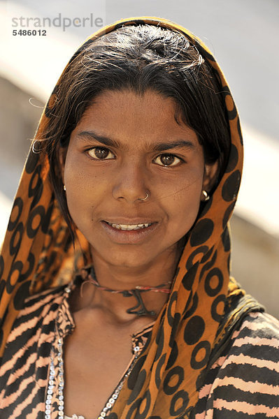 Junge Inderin  Portrait  Galta-Schlucht  Jaipur  Rajasthan  Nordindien  Indien  Asien