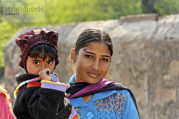 Junge Inderin mit Kind  Portrait  Galta-Schlucht  Jaipur  Rajasthan  Nordindien  Indien  Asien