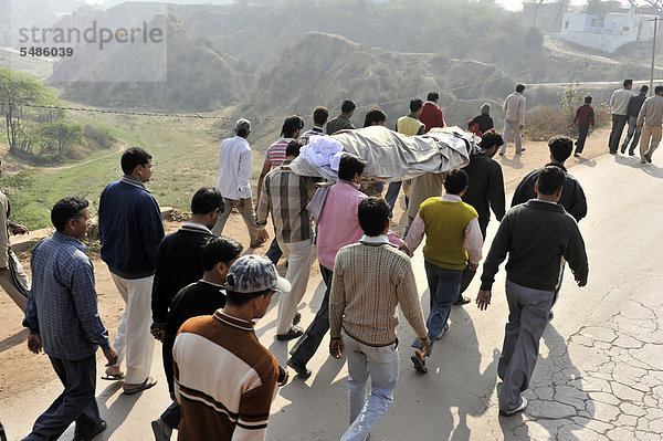 Beerdigung  Trauerzug  Nähe Gwalior  Rajasthan  Nordindien  Asien