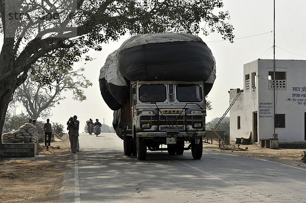 Indischer LKW vor der Bücke über den Chambalfluss  Nähe Gwalior  Rajasthan  Nordindien  Asien