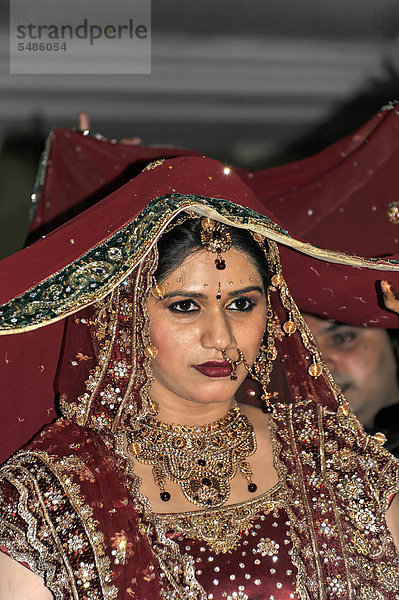 Hochzeit  geschmückte Braut  Varanasi  Benares  Uttar Pradesh  Indien  Asien