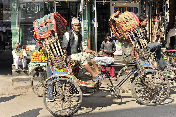 Rikschafahrer wartet auf Fahrgäste  Kathmandu  Kathmandutal  Nepal  Asien