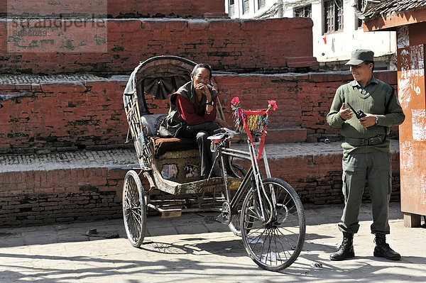 Rikschafahrer und Securitymann  Wachmann  Tempelbereich  Kathmandu  Kathmandutal  Nepal  Asien