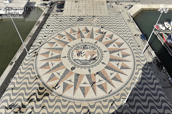 Großer Kompass im Pflaster vor dem Padr·o dos Descobrimentos  Monument mit bedeutenden Figuren der portugiesischen Seefahrt am Ufer des Flusses Tejo  Belem  Lissabon  Portugal  Europa