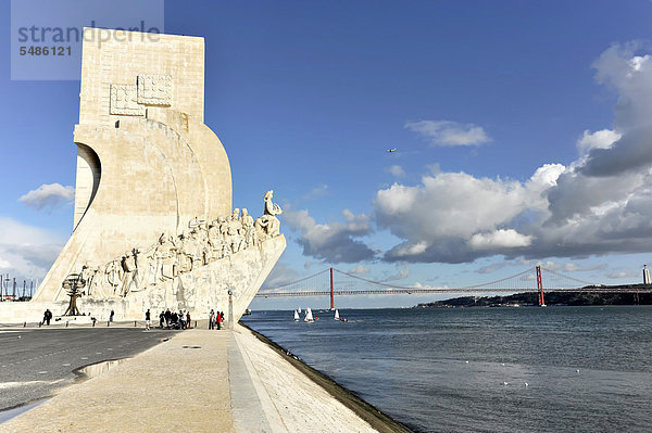 Denkmal der Entdeckungen  Padrao dos Descobrimentos  Monument mit bedeutenden Figuren der portugiesischen Seefahrt am Ufer des Flusses Tejo  Belem  Lissabon  Portugal  Europa