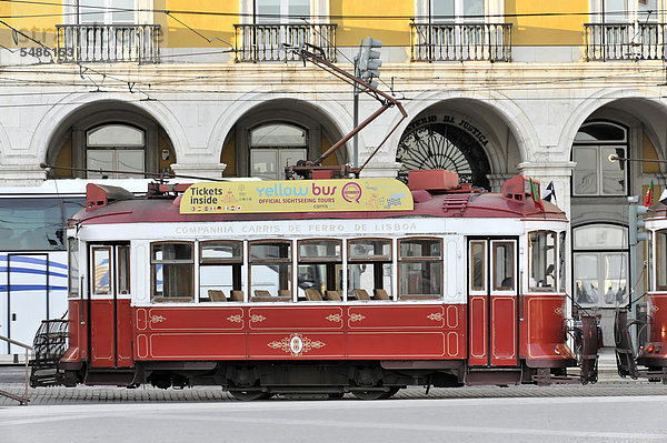 Straßenbahn  Yellowbus Official Sightseeing Tours  Praca do ComÈrcio  Lissabon  Portugal  Europa