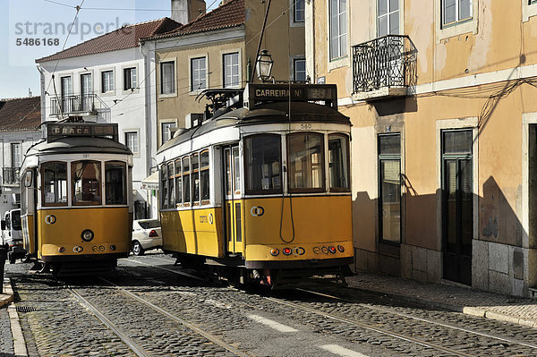 Straßenbahnen der Linien 12 und 28 begegnen sich beim Aussichtspunkt Portas do Sol  Alfama  Lissabon  Lisboa  Portugal  Europa