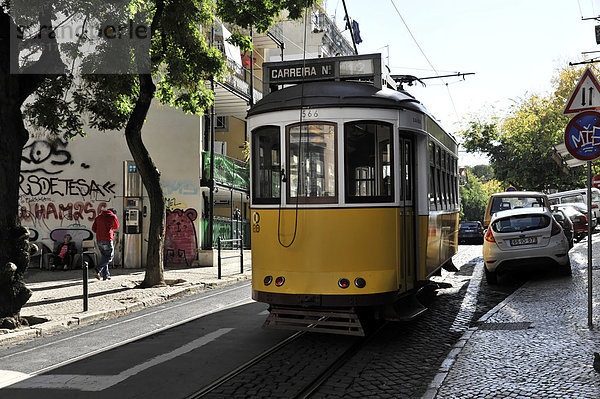 Straßenbahn der Linie 12  Altstadtviertel Alfama  Lissabon  Lisboa  Portugal  Europa