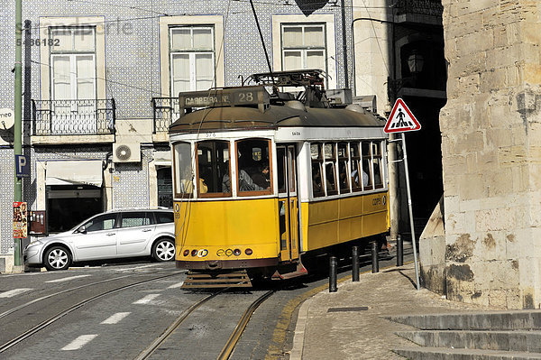 Straßenbahn der Linie 28  Altstadtviertel Alfama  Lissabon  Lisboa  Portugal  Europa