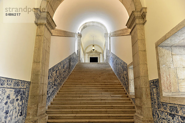 Treppenaufgang  Azulejos  Kachelbilder  Kloster Sao Vicente de Fora  erbaut bis 1624  Altstadt  Lissabon  Lisboa  Portugal  Europa