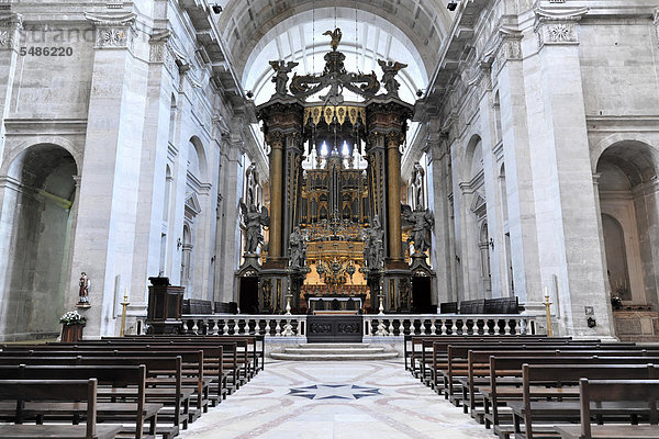 Innenansicht  Altarbereich  barocker Hochaltar von Machado de Castro  Sao Vicente de Fora  Kloster Sao Vicente de Fora  erbaut bis 1624  Altstadt  Lissabon  Lisboa  Portugal  Europa