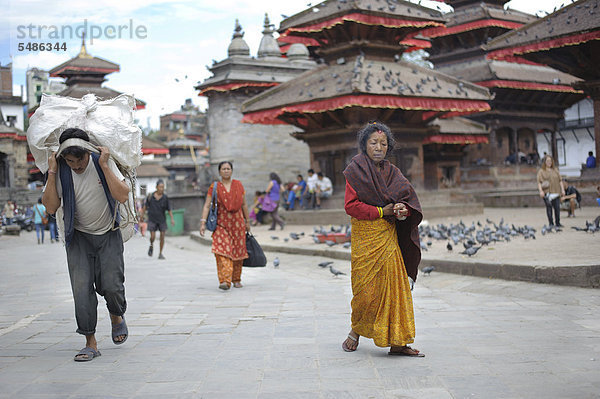 Nepalesen auf dem Königsplatz Durbar Square  Kathmandu  Bagmati  Nepal  Südasien