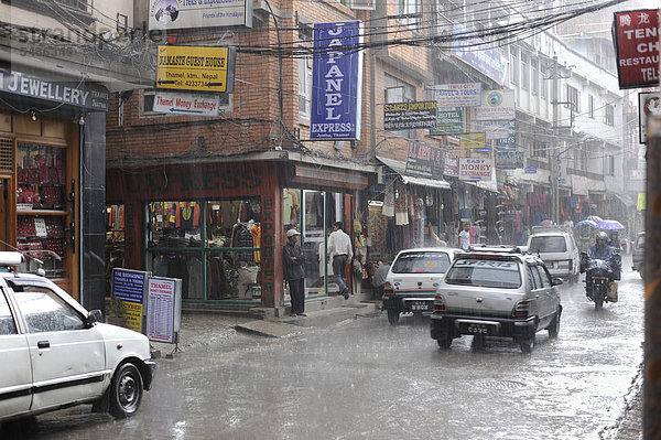 Monsunregen im Touristenviertel Thamel in Kathmandu  Bagmati  Nepal  Südasien