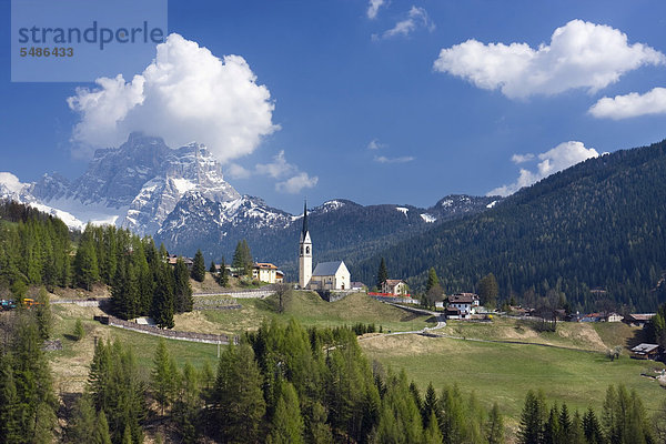 Kirche von Selva di Cadore und Monte Pelmo Gipfel  Colle Santa Lucia  Dolomiten  Italien  Europa