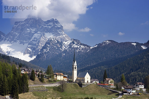 Kirche von Selva di Cadore und Monte Pelmo Gipfel  Colle Santa Lucia  Dolomiten  Italien  Europa