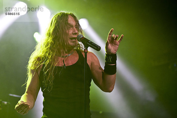 Dale  Sänger und Frontmann der US-Heavy Metalband Crimes Of Passion  live in der Schüür Luzern  Schweiz  Europa