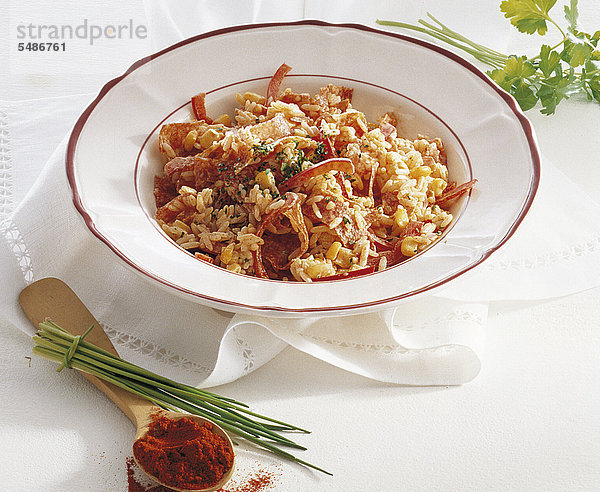 Reissalat mit Salami und Paprika  Ungarn  Rezept gegen Gebühr erhältlich