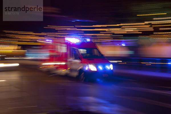 Rettungswagen im Einsatz bei Nacht  Deutschland  Europa
