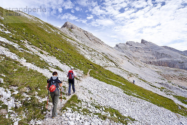 Bergsteiger bei der Latemarüberschreitung  Klettersteig  hinten das Latemargebirge  Südtirol  Dolomiten  Italien  Europa