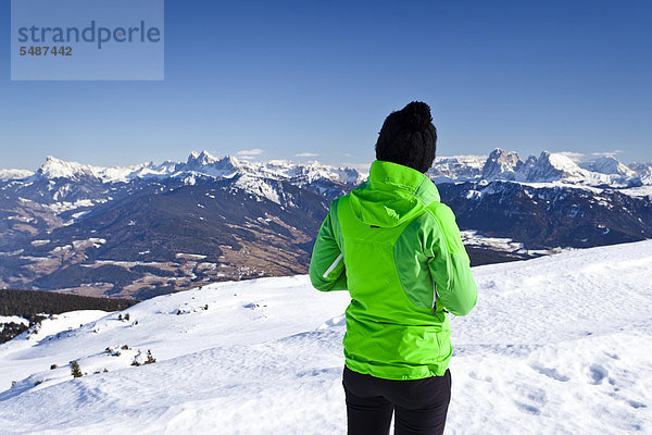 Bergsteigerin auf dem Rittnerhorn oberhalb vom Ritten  Bozner Umgebung  Blick in Richtung Dolomiten  Langkofel und Plattkofel  Geislerspitzen  Südtirol  Italien  Europa