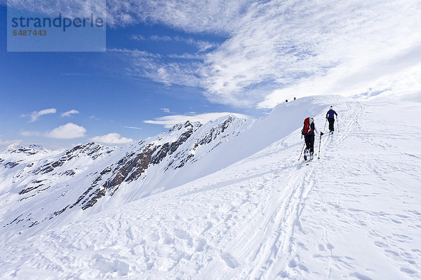Skitourengeher auf dem Staudenberg Jöchl  hinten  in Ridnaun oberhalb Schneeberg  Sterzing  Südtirol  Italien  Europa