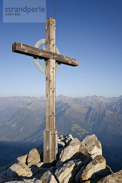 Gipfelkreuz des Ifinger oberhalb von Meran  hinten die Texelgruppe  Meran 2000  Südtirol  Italien  Europa