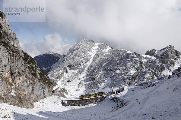 Wendelstein-Zahnradbahn und Soinwand  Blick vom Wendelstein  Mangfallgebirge  Oberbayern  Bayern  Deutschland  Europa  ÖffentlicherGrund