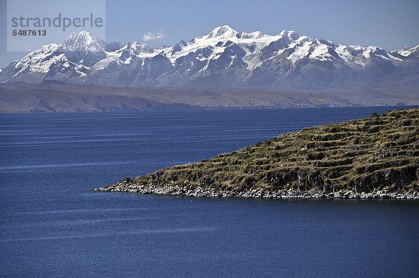 Blick von der Isla del Sol  Sonneninsel  im Titicaca-See auf die Anden  Copacabana  Titicaca-See  Bolivien  Südamerika