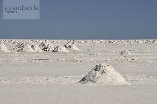 Salzhaufen auf Salzsee Salar de Uyuni  Uyuni  Potosi  Bolivien  Südamerika