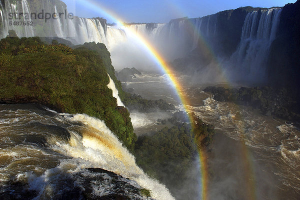 Iguacu-  Iguazu-Wasserfälle mit Doppel-Regenbogen  brasilianische Seite  UNESCO Weltnaturerbe  im Iguacu Nationalpark  Brasilien  Südamerika