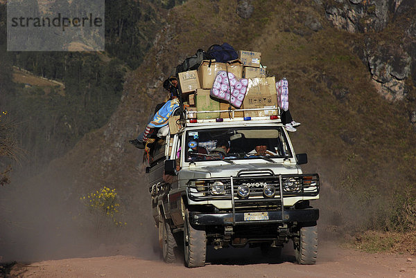 Voll beladener Jeep  Titicaca-See  La Paz  Bolivien  Südamerika