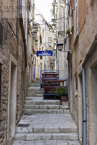 Gasse in der Altstadt von Korcula  Mitteldalmatien  Dalmatien  Adriaküste  Kroatien  Europa  ÖffentlicherGrund