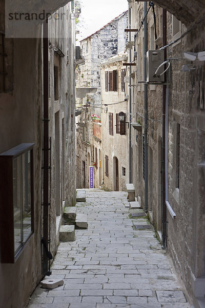 Gasse in der Altstadt von Korcula  Mitteldalmatien  Dalmatien  Adriaküste  Kroatien  Europa  ÖffentlicherGrund