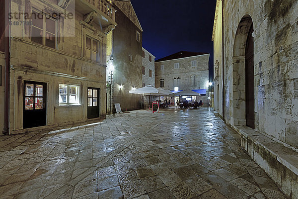 Die Altstadt von Korcula mit der Kathedrale St. Markus in der Dämmerung  Mitteldalmatien  Dalmatien  Adriaküste  Kroatien  Europa  ÖffentlicherGrund