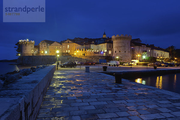Die Altstadt mit der Befestigungsmauer von Korcula in der Dämmerung  Mitteldalmatien  Dalmatien  Adriaküste  Kroatien  Europa  ÖffentlicherGrund