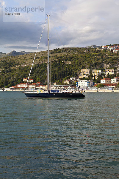 Ein Segelboot vor dem Hafen von Dubrovnik  Mitteldalmatien  Dalmatien  Adriaküste  Kroatien  Europa  ÖffentlicherGrund
