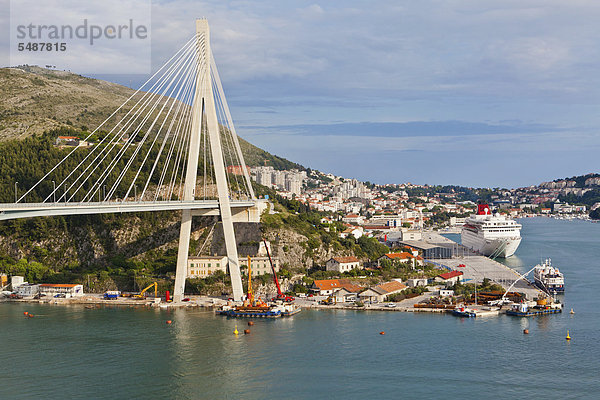 zwischen inmitten mitten überqueren Europa Meer Brücke Fluss Adriatisches Meer Adria Kroatien Dalmatien Ortsteil Dubrovnik