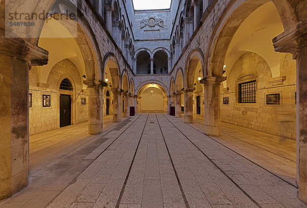 Altstadt von Dubrovnik am Abend  Sponza-Palast  Unesco Weltkulturerbe  Mitteldalmatien  Dalmatien  Adriaküste  Kroatien  Europa