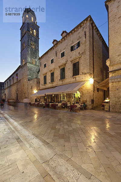 Restaurants in der Hauptstraße  Placa oder Stradun  der Altstadt von Dubrovnik  hinten das Franziskanerkloster  Unesco Weltkulturerbe  Mitteldalmatien  Dalmatien  Adriaküste  Kroatien  Europa  ÖffentlicherGrund