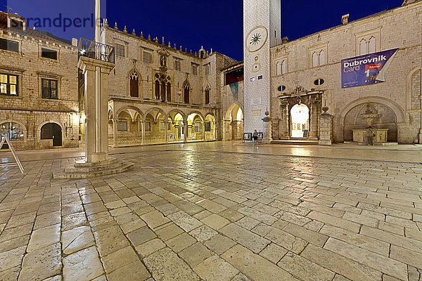 Platz in der Altstadt von Dubrovnik  Unesco Weltkulturerbe  hinten der Glockenturm und der Sponza-Palast  Mitteldalmatien  Dalmatien  Adriaküste  Kroatien  Europa  ÖffentlicherGrund