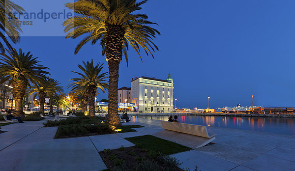 Uferpromenade Riva am Hafen von Split  Mitteldalmatien  Dalmatien  Adriaküste  Kroatien  Europa  ÖffentlicherGrund