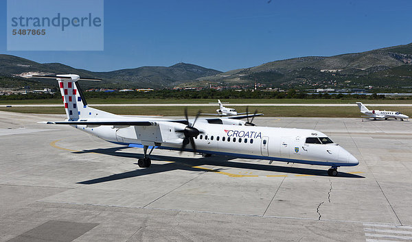 Propellerflugzeug Bombardier Q400 der Croatia Airlines auf dem Flughafen von Split  Mitteldalmatien  Dalmatien  Adriaküste  Kroatien  Europa