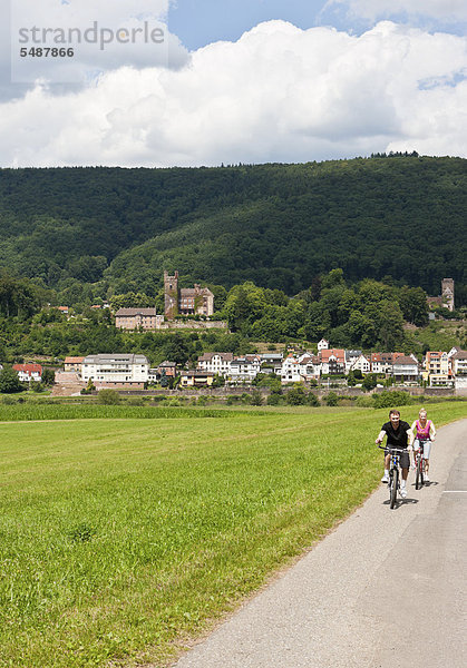 Radfahrer vor Mittelburg und Vorderburg  Neckarsteinach  Vierburgeneck  Naturpark Neckartal-Odenwald  Hessen  Deutschland  Europa  ÖffentlicherGrund