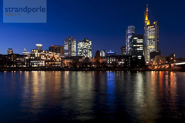 Skyline Skylines Europa Finanzen Frankfurt am Main Ortsteil Abenddämmerung Deutschland Hessen
