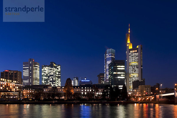 Skyline Skylines Europa Finanzen Frankfurt am Main Ortsteil Abenddämmerung Deutschland Hessen