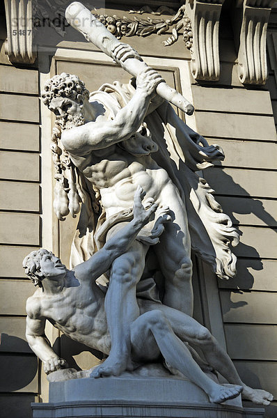 Herkules erschlägt den mörderischen Räuber Cacus  Skulpturen vor der Wiener Hofburg  Michaelerplatz  Wien  Österreich  Europa