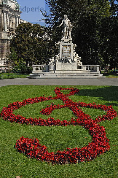 Denkmal von Wolfgang Amadeus Mozart  vorne ein Violinschlüssel aus Blumen geformt  Burggarten  Wien  Österreich  Europa
