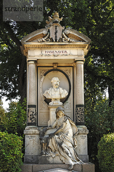 Grab von Carl Freiherr von Hasenauer  Architekt des österreichischen Historismus  1833 - 1894  auf dem Zentralfriedhof 2. Tor  Simmeringer Hauptstraße  Wien  Österreich  Europa